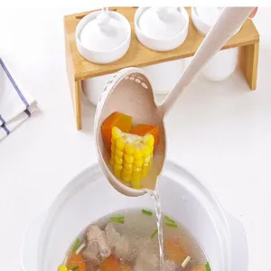 Vue détaillée de la louche à soupe en paille de blé avec trous de filtre pour cuisine.