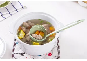 Louche à soupe et passoire 2-en-1 à long manche en paille de blé pour cuisine.
