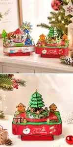 Detailweergave van de doe-het-zelf houten kerstmuziekdoos met boom en draaiende figuren.