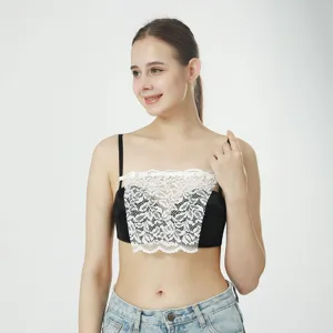 Inserto decorativo in pizzo per scollo a V, reggiseno a fascia nero sottoveste dettaglio.