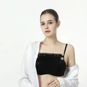 Vista dettagliata del pannello di modestia nero per reggiseno con pizzo e occhielli.