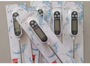 Vue détaillée du thermomètre alimentaire numérique,sonde en acier inoxydable,écran LCD cuisine.