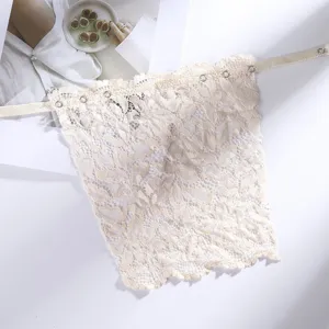 Dettaglio pannello di modestia in pizzo beige, colletto finto anti-sguardo estate.