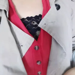 Dettaglio colletto finto anti-sguardo in pizzo da donna, copriseno senza cuciture per scollo.