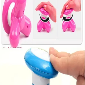 Vue detaillee du mini masseur electrique presentant le design portable et les instructions.