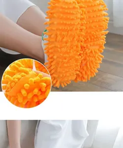 Chenille Mopp Schuhe Detail Ansicht in hellem Orange mit weicher Mikrofaser Sohle.