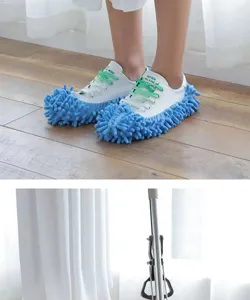 Detailansicht blauer Chenille-Wischmopp-Schuhüberzieher für einfache Bodenreinigung.