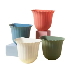 Papelera colgante de pared de plástico con borde de encaje, cubo multicolor para cocina y baño.