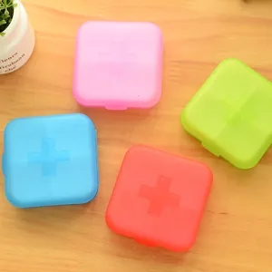 Tragbare 4-Fächer Pille Box, Mini Reise Pillendose und kleiner Schmuck Aufbewahrung.