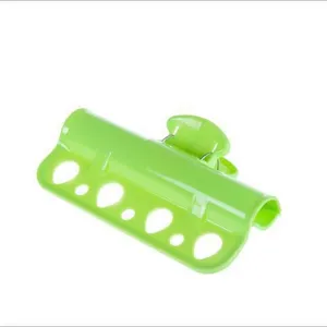 Detailansicht des grünen Kunststoff-Windschutz Clips für Bettlaken, mit praktischem Lochdesign.