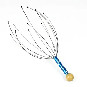 Masseur de tête en métal gratte-tête avec manche bleu et boule en bois pour détente.