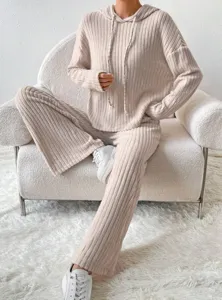 Détail d'ensemble de détente en tricot côtelé confortable avec sweat et pantalon beige doux.
