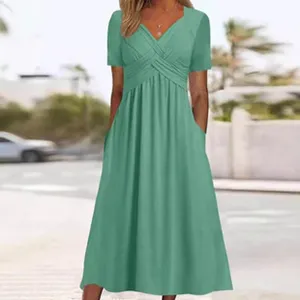 Detalle de vestido de verano verde con cuello en V, cuerpo fruncido y bolsillos.