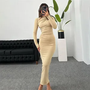 Vue détaillée de la robe longue femme à manches longues et col haut style élégant beige.