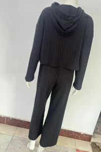 Vue arrière détaillée de l'ensemble pull à capuche et pantalon ample en tricot noir.