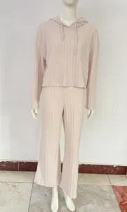 Ensemble décontracté en tricot avec un sweat à capuche douillet et un pantalon large.
