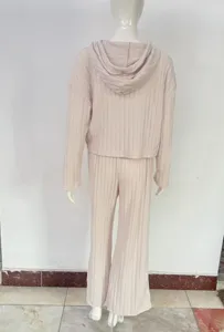 Vue arrière d'un ensemble lounge en tricot côtelé pour femme avec capuche et pantalon.
