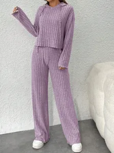 Vue detaillee de l'ensemble de loungewear en maille cotelee violette avec sweat a capuche.