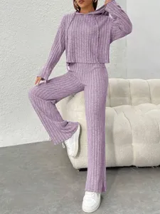 Détail ensemble sweat à capuche et pantalon maille douce et confortable pour lounge.