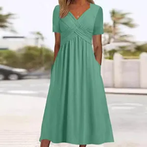 Détail de robe midi verte à manches courtes et col V croisé, tenue élégante femme été.