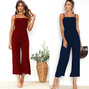 Vista detallada del mono elegante de mujer sin mangas con tirantes finos para el verano.