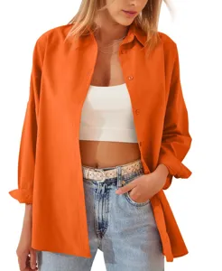 Primo piano della camicia oversize arancione a maniche lunghe indossata dal modello
