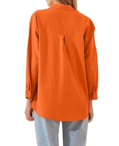 Dettaglio della vista posteriore di una camicia arancione a maniche lunghe comoda.