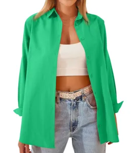 Dettaglio di camicia verde a maniche lunghe con colletto classico, bottoni e vestibilità ampia.