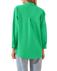 Dettaglio posteriore della camicia ampia a maniche lunghe verde brillante da donna.