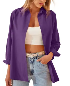Camicia viola a maniche lunghe aperta davanti con top corto bianco e jeans da donna.