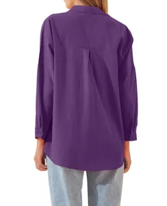 Vista dettagliata posteriore di una camicia casual ampia e comoda a maniche lunghe viola.