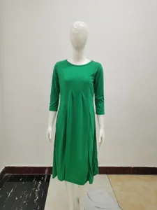 Vestido verde cuello redondo manga media plisado campana, ropa mujer urbana casual vista detalle.