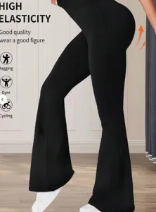 Schwarze Schlag-Yogahose Detailansicht mit elastischem Stoff fur Fitness und Joggen.