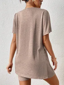 Vista de detalle trasera del conjunto de camiseta con abertura y pantalones cortos lisos.