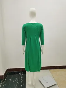 Vestido midi verde vista de detalle con diseño plisado trasero, estilo cuello redondo casual.