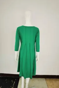 Vestido midi verde vista trasera, cuello redondo casual y mangas con detalle plisado acampanado.