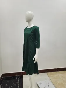 Vestido midi verde con cuello redondo y mangas tres cuartos para un estilo casual chic.