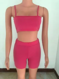 Dettaglio set crop top rosa e pantaloncini ciclista, completo due pezzi senza maniche.