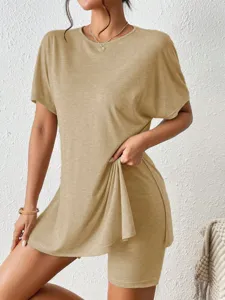 Toma detallada de un top informal de color liso con mangas murciélago y short ajustado.