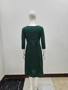 Vestido de mujer elegante y casual con cuello redondo, diseño verde liso y acampanado.