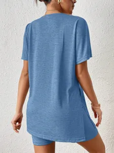 Vista trasera detallada del conjunto de camiseta lisa de manga murciélago y shorts ajustados.