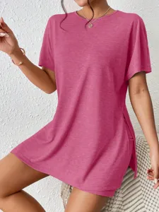 Vista detallada de la camiseta informal lisa con mangas murciélago y pantalones cortos.