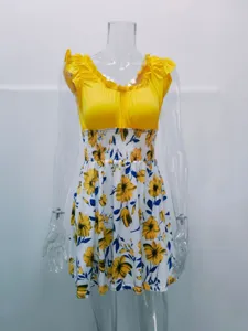 Vista dettagliata dell'abito estivo da donna con stampa floreale e vita elasticizzata.