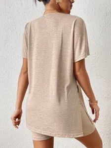 Conjunto informal liso de dos piezas con camiseta de manga murciélago y pantalones cortos.