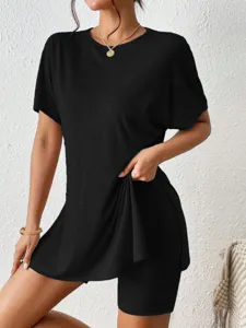 Vista detallada de camiseta holgada unicolor con mangas murciélago y pantalones cortos.