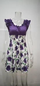 Vista dettagliata dell'elegante vestito estivo con stampa floreale e vita arricciata.