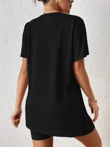 Detalle de espalda de conjunto casual liso con camiseta con abertura y pantalones cortos.