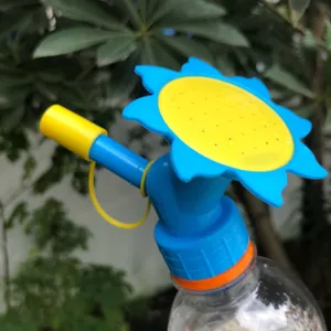 Primo piano e vista di dettaglio dell'ugello per annaffiare a girasole in plastica.