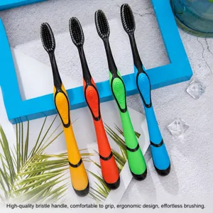 Lot de quatre brosses à dents à poils souples au charbon pour adultes avec manche ergonomique