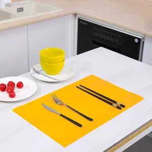 Dettaglio rivestimento per cassetti giallo impermeabile, tappetino antiscivolo per cucina.